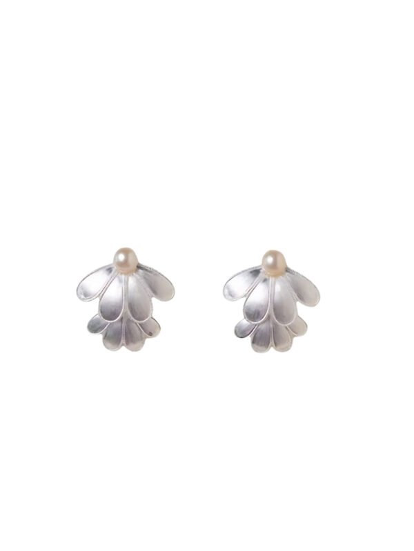 CHLOE SOFT PEARL FLOWER EARRINGS